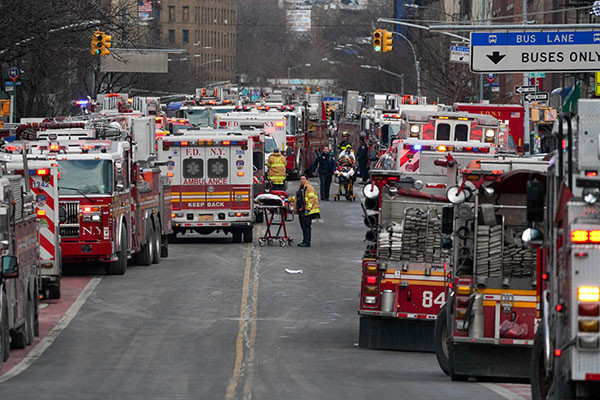 New York'ta bina yangını: 19 kişi hayatını kaybetti - Resim : 2