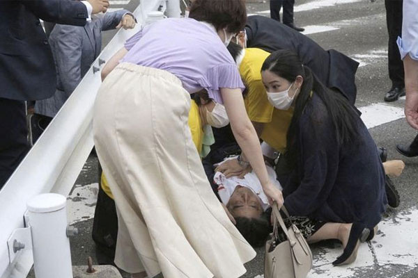 Suikasta uğrayan Japonya'nın eski başbakanı Şinzo Abe öldü - Resim : 1