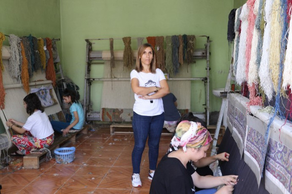 Kadınların elinde şekillenen halılar kentin tarihini dünyaya tanıtıyor - Resim : 1
