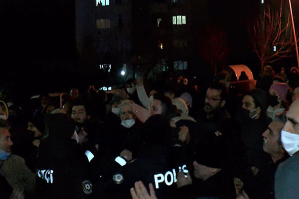 Sitede aidat zammı protestosu: Asgari ücretle çalışıyoruz - Resim : 1