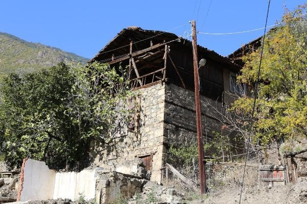 Baraja direnen aile asırlık köylerini terk etmiyor - Resim : 1