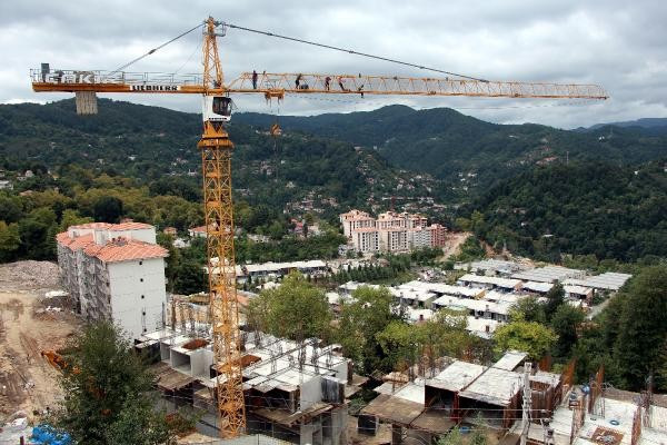 TOKİ inşaatında işçiler vinci işgal etti - Resim : 1