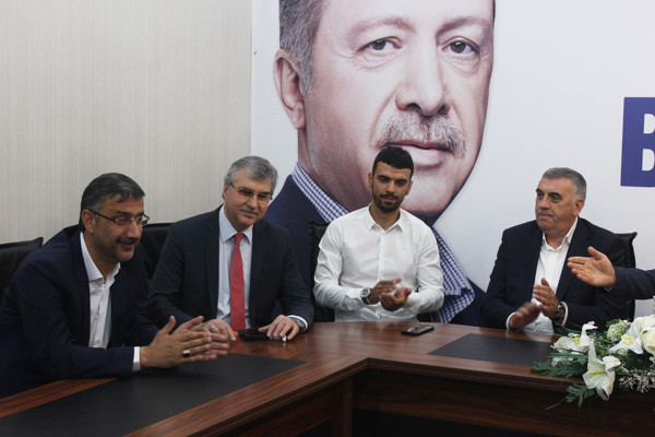 'Yerli ve Milli' toplantıya Lamborghini ile geldi - Resim : 1