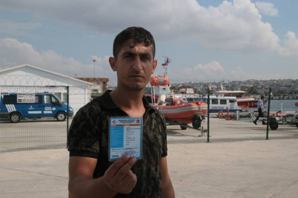 Balıkçı teknelerini limandan polis zoruyla çıkarıldı - Resim : 1