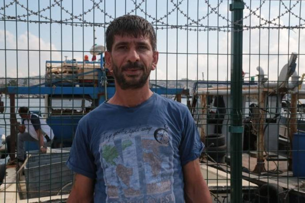 Balıkçı teknelerini limandan polis zoruyla çıkarıldı - Resim : 3