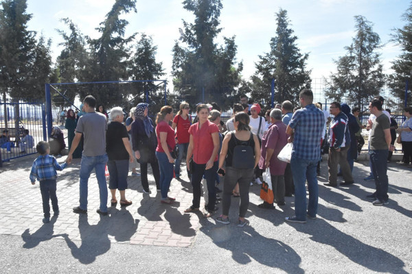 İki öğrencisi kaçırılmaya çalışılan okulda veliler nöbette - Resim : 1