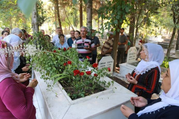 Mezarlıklarda ilk dualar barış için oldu - Resim : 1