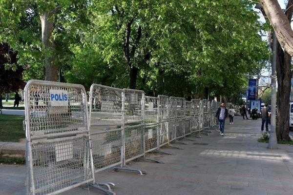 Taksim demir bariyerlerle kapatıldı - Resim : 1