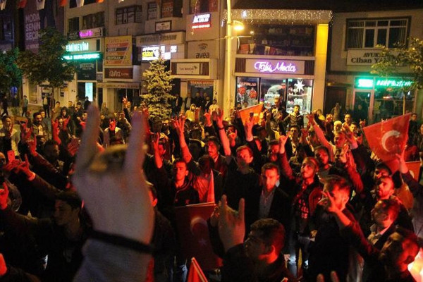 Bolu'da HDP binasına saldırı - Resim : 1