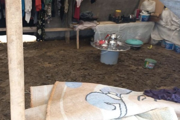 Bursa'da sağanak sebebiyle mevsimlik işçilerin çadırlarını su bastı - Resim : 2
