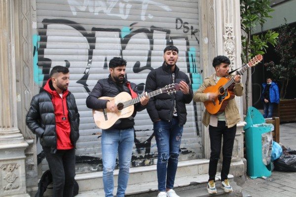 Sokak müzisyenleri: İstiklal Caddesi'nde Kürtçe müzik susturulmak isteniyor - Resim : 2