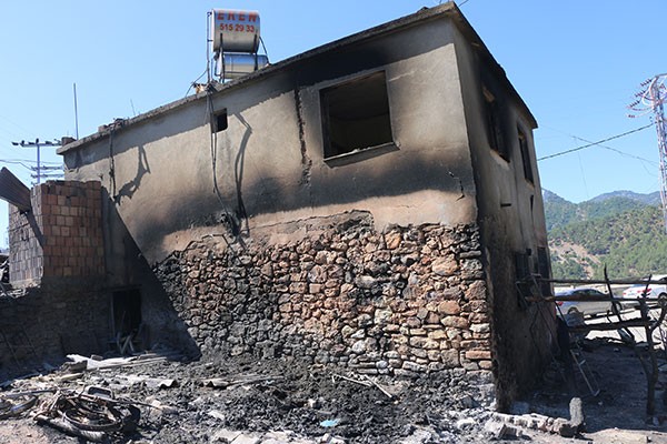 64 yaşındaki kadının 10 yıl önce bakkalı, şimdi de evi yandı - Resim : 1