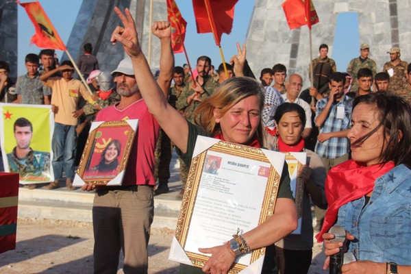 'Kırmızı fularlı kız'ın ailesi serbest bırakıldı - Resim : 1