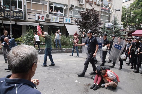Yüksel Caddesi'nde polis yine müdahale etti - Resim : 1
