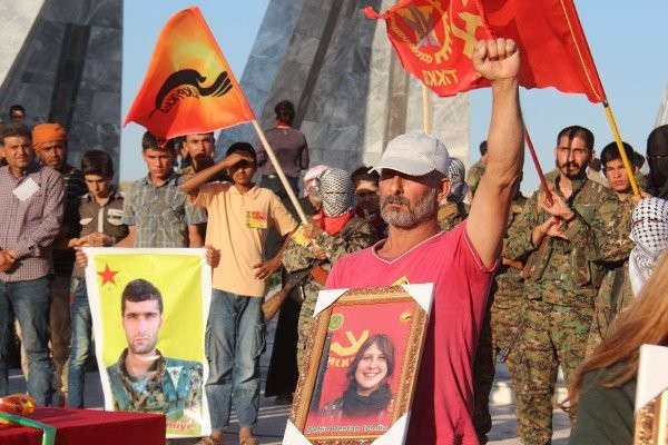 'Kırmızı fularlı kız'ın ailesi serbest bırakıldı - Resim : 2