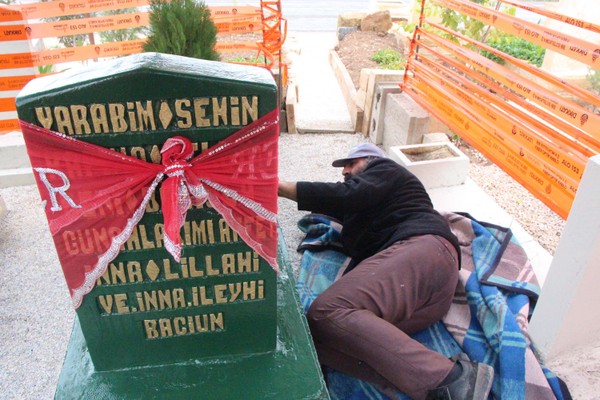 9 aydır ölen oğlunun mezarında yaşıyor - Resim : 1