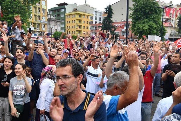 İmamoğlu Giresun'dan seslendi: Bir avuç insan, demokrasimize darbe vurdu - Resim : 1