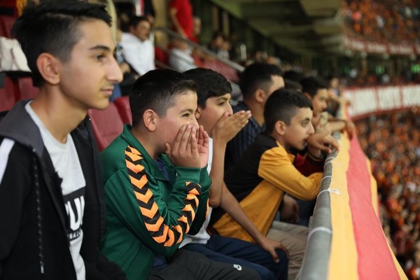 İmamoğlu hiç stadyuma gitmemiş çocuklarla maç izledi - Resim : 1