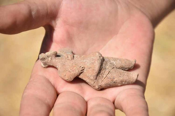 Ulucak Höyüğü'nde 'kadın figürlü' heykel bulundu: Tam 7 bin 800 yıllık - Resim : 3