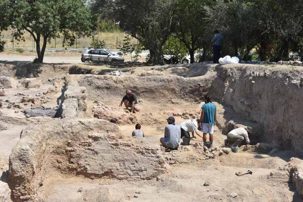 Ulucak Höyüğü'nde 'kadın figürlü' heykel bulundu: Tam 7 bin 800 yıllık - Resim : 1