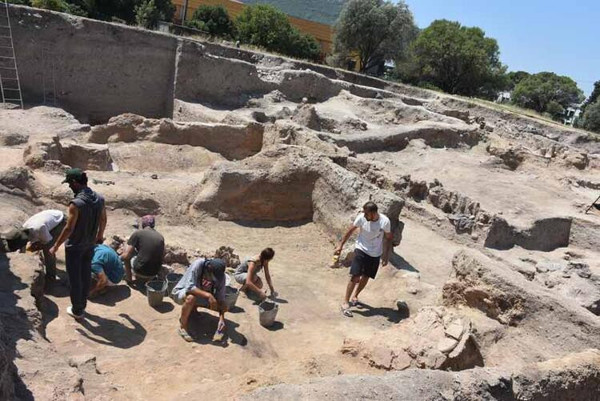 Ulucak Höyüğü'nde 'kadın figürlü' heykel bulundu: Tam 7 bin 800 yıllık - Resim : 2