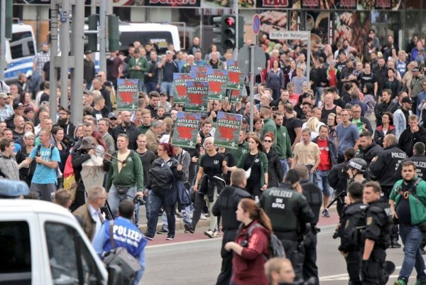 Almanya'nın Chemnitz kentinde ırkçı gösteriler sürüyor - Resim : 4