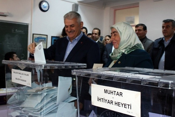Siyasiler sandık başında - Resim : 11