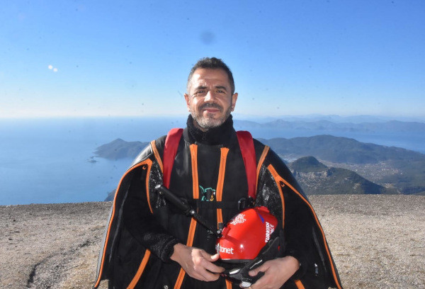 'Yarasa adam' yazın evine, kışın da ofisine uçarak gidiyor - Resim : 1
