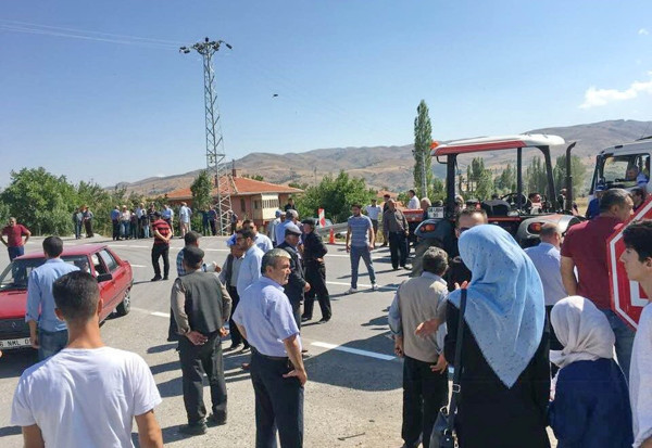 Çiftçiler, Ankara-Çankırı karayolunu trafiğe kapattı - Resim : 1