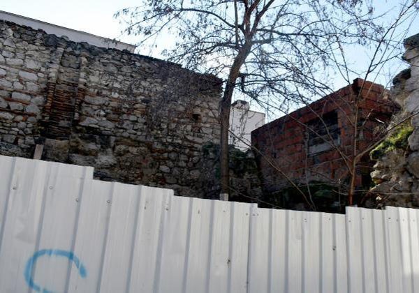 Roma döneminden kalma surlar, bahçe duvarı oldu - Resim : 1