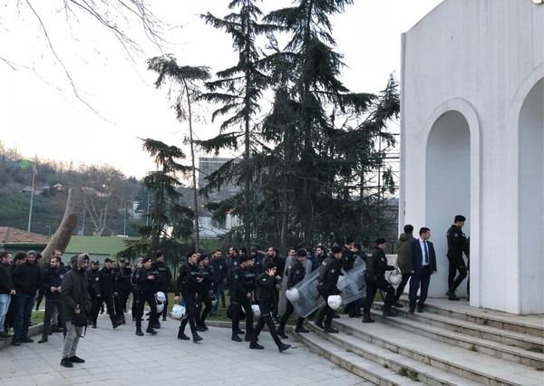 Maçka'da polis ablukasında nöbet - Resim : 1