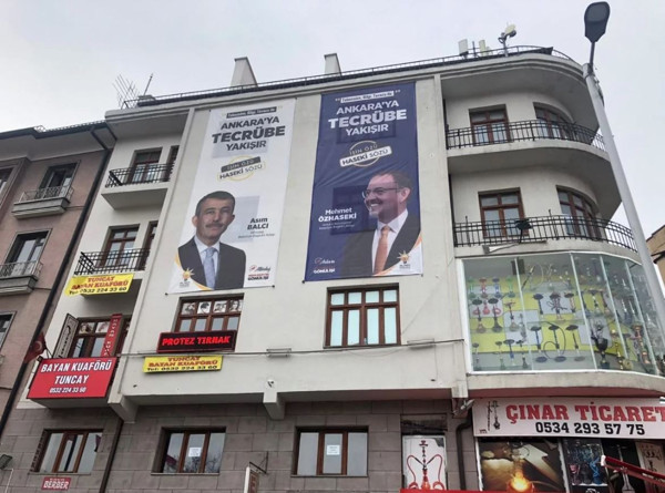Saadet Partisi'nin seçim bürosuna AKP'nin afişleri asıldı - Resim : 2