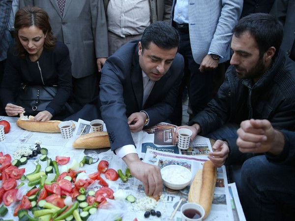 #YersizYurdsuz- Seni Kimler Yediriyor? Maklube, Tarikat Çorbası ve Komünün ekmeği üzerine - Resim : 5