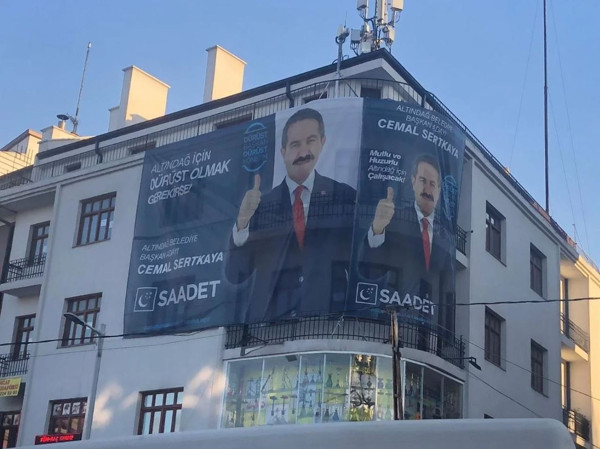 Saadet Partisi'nin seçim bürosuna AKP'nin afişleri asıldı - Resim : 1