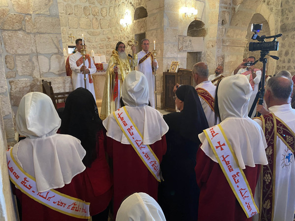 Avrupa'dan geri dönen Süryaniler, 1700 yıllık kiliselerini onarıp 'zılgıtlarla' açtı - Resim : 1