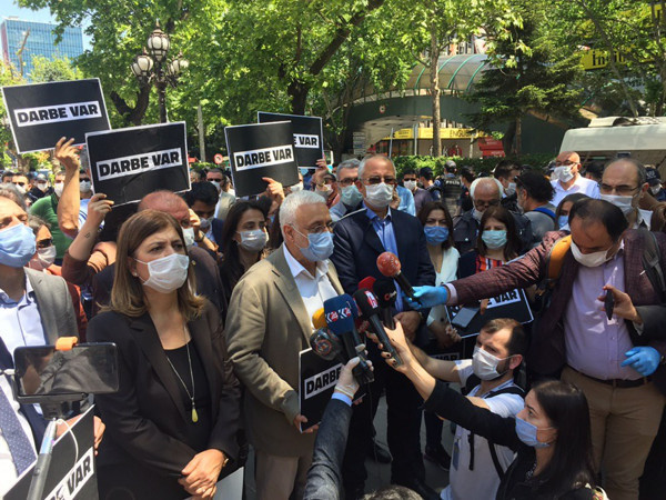 HDP'li vekiller sivil darbeye karşı Güvenpark'a yürüdü: Diz çökmeyeceğiz - Resim : 2