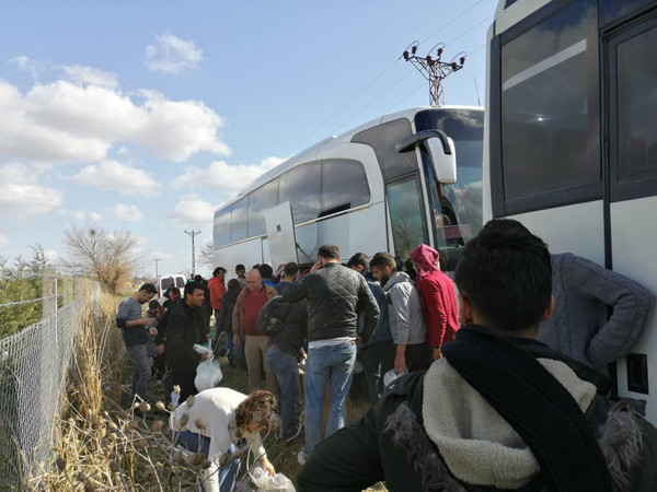 Mülteciler, salgına rağmen İzmir sokaklarına terk edildi - Resim : 1