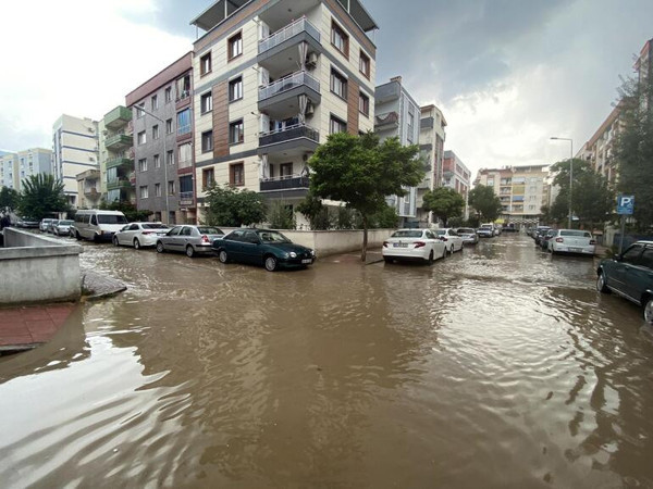 Manisa'da dolu ve sağanak etkili oldu - Resim : 1