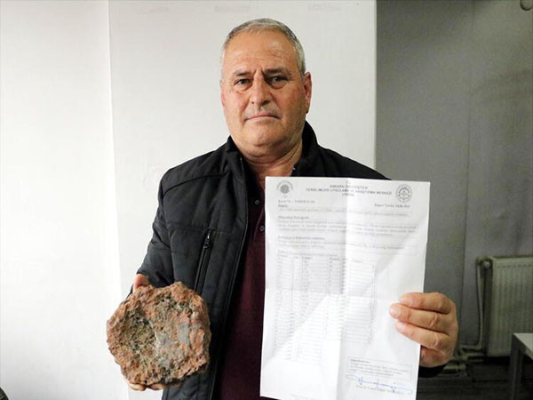 Tarlasında bulduğu taşlara 'meteorit olabilir' raporu verildi: Güvenlik için bankada kasa kiralayacağım - Resim : 1