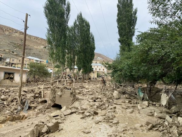 Çok sayıda evin yıkıldığı Van'daki sel bölgesine giden AKP'li vekil: 'Biraz' ağır bir manzara - Resim : 2