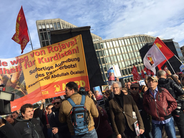Berlin'de binlerce kişi, 'Hoş gelmedin Erdoğan' sloganıyla yürüdü - Resim : 2