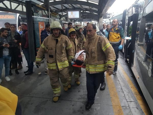 Haramidere'de metrobüs kazası: 6 yaralı - Resim : 1