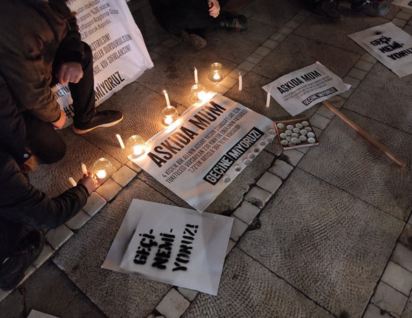 'Geçinemiyoruz' diyenler Kadıköy’de oturma eylemi başlattı - Resim : 2