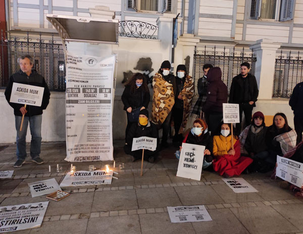'Geçinemiyoruz' diyenler Kadıköy’de oturma eylemi başlattı - Resim : 1