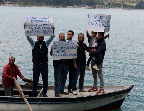 Polis müdahalesine önlem: Gölde eylem - Resim : 1