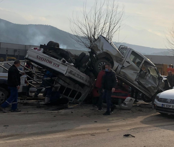 Freni patlayan TIR araçları sürükledi: 3 ölü, 21 yaralı - Resim : 1