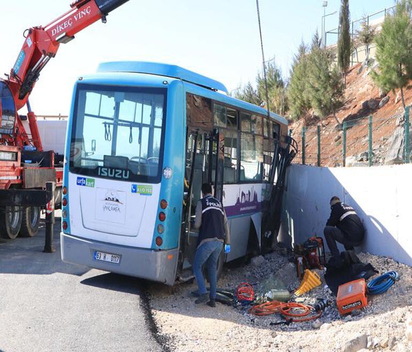 Halk otobüsü ile AFAD aracı çarpıştı: 1 ölü, 3 yaralı - Resim : 1