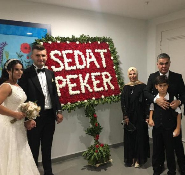 Peker'in paylaşımını 'istemsizce' beğenen Özışık, hediyesini 'Baba bir adamdan geliyor' diye takdim etmiş - Resim : 1