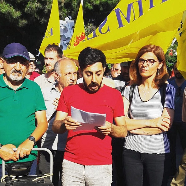 Eğitim-Sen'li öğretmen sosyal medya paylaşımlarından anında açığa alındı, dosyası bir yıldır görülmedi - Resim : 1