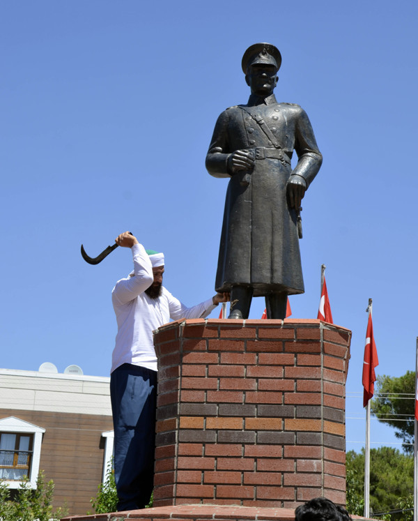 Atatürk büstüne tahra ile saldırdı - Resim : 1